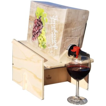 roter-traubensaft_mit_holzgestell